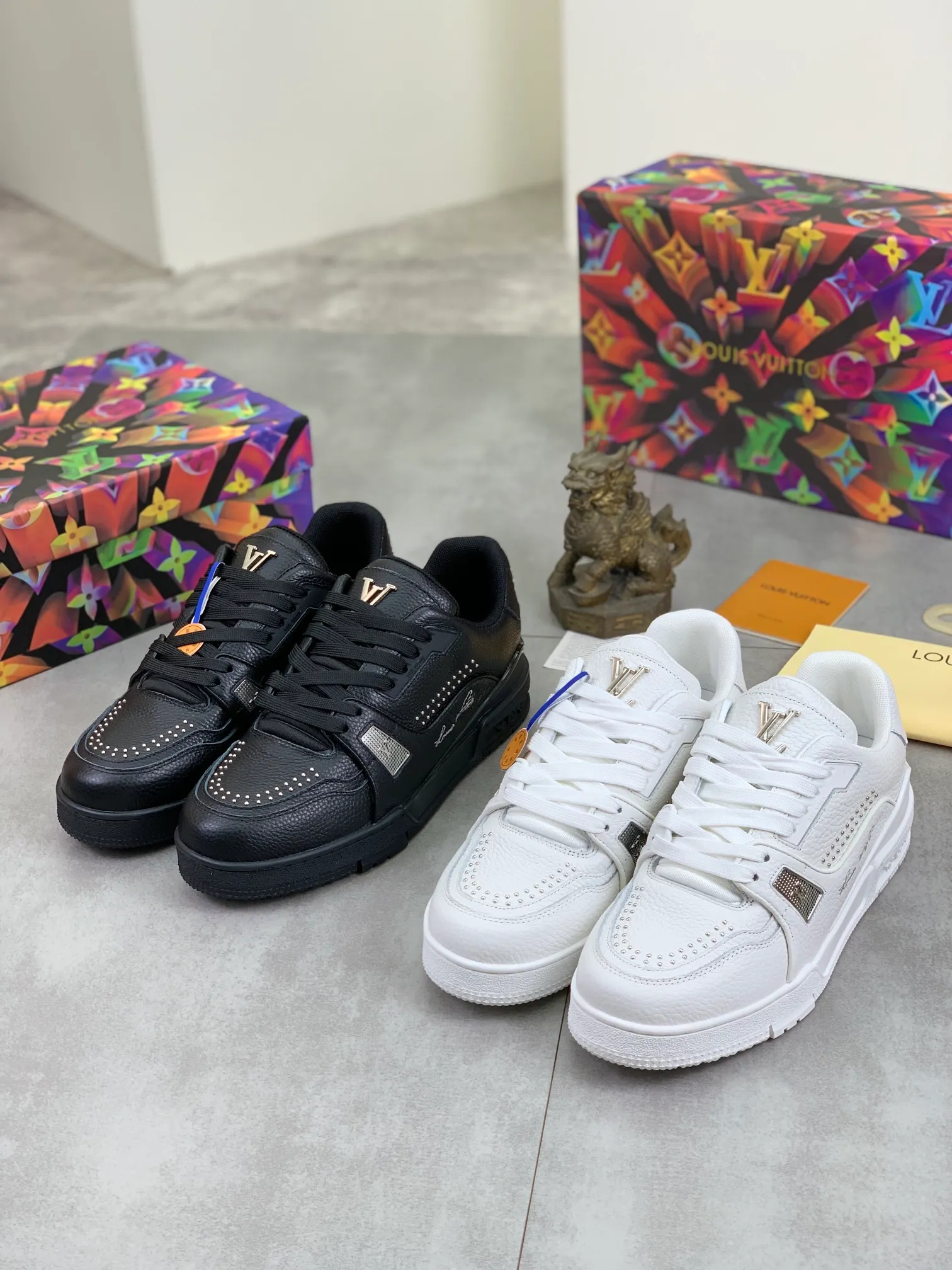 Men's shoes 💰P600 New style 💰💎💎Latest color High version 2025Louis*Vuitto* LV Traine Catwalk TRAINER outsole and fabric private model A shoe that definitely costs a lot of money and effort. This series was designed after the arrival of Vifgil. It is favored by many fans every season. Original TPU outsole Original packaging Men's size: 38-45 (46 can be customized) Color: black and white optional (available from stock, super fast delivery)